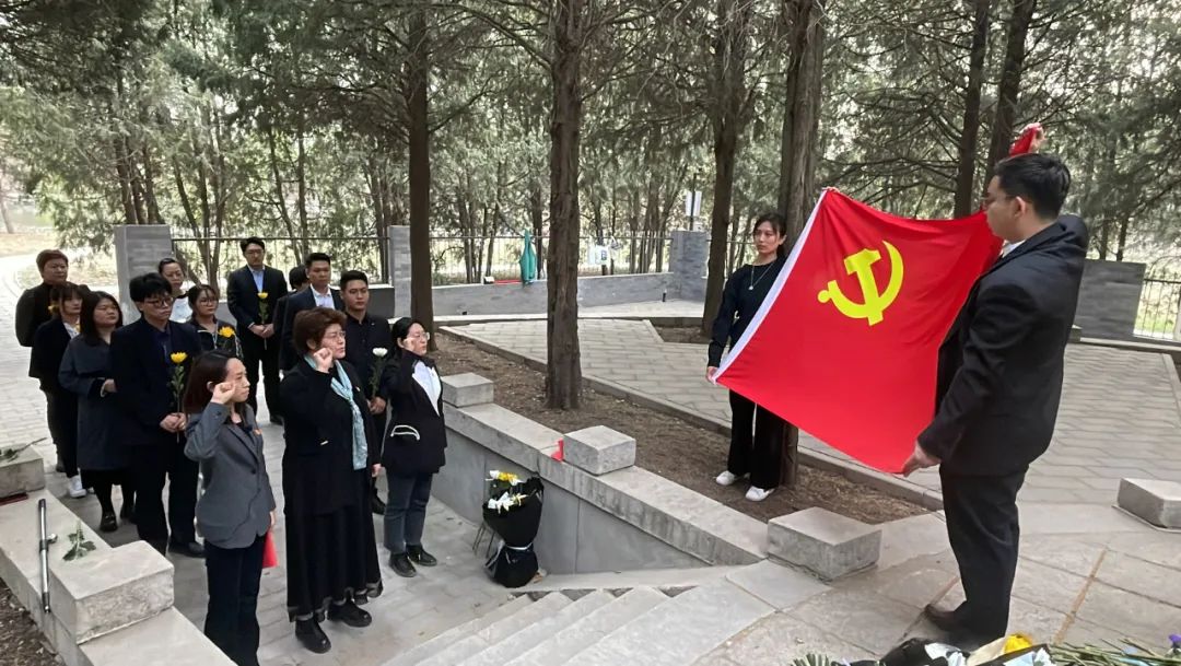 康衆時(shí)代黨支部開(kāi)展祭拜“三一(yī)八”烈士公墓活動