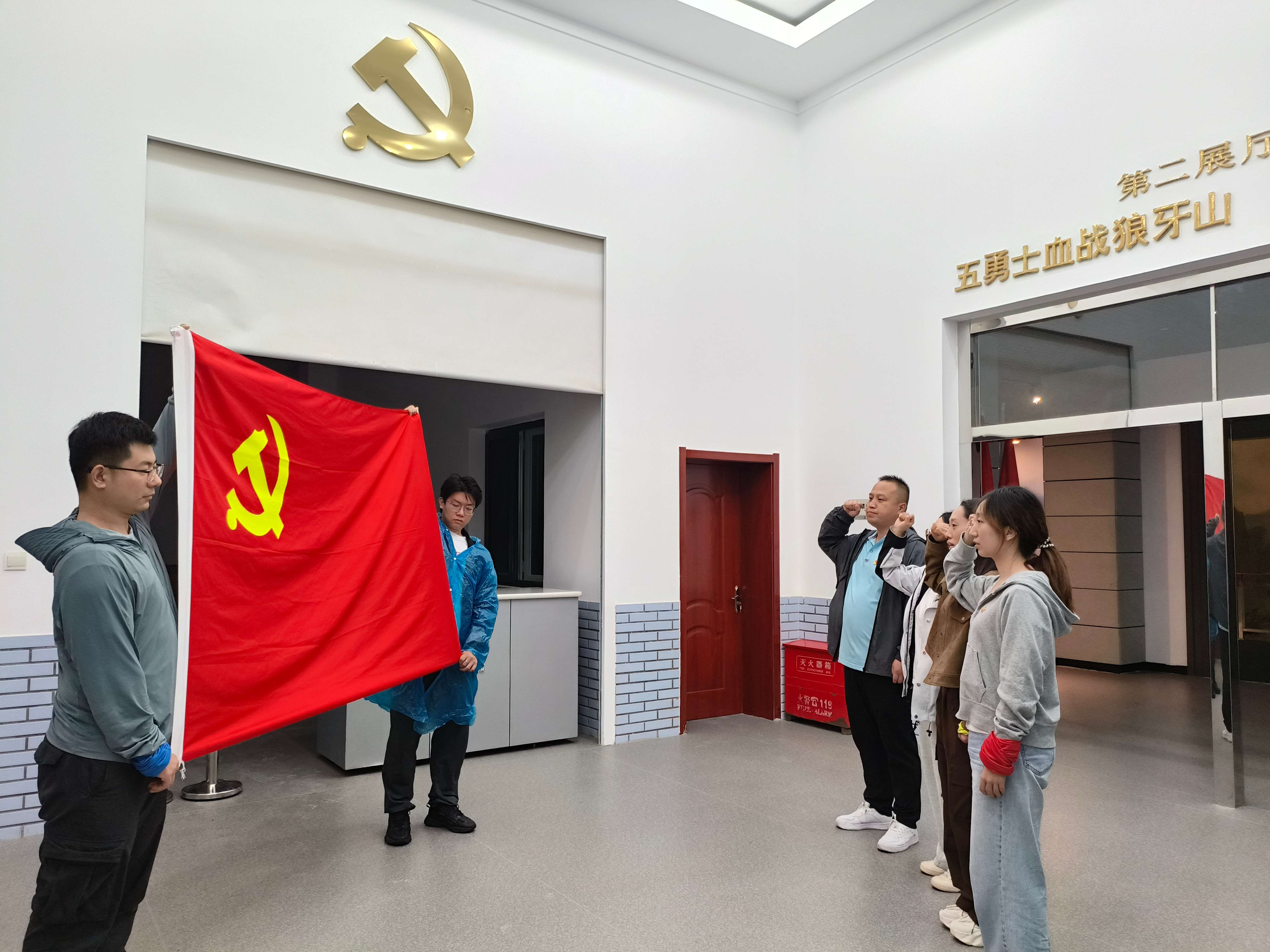 “緬懷狼牙山(shān)烈士 傳承紅(hóng)色革命基因”——康衆集團黨支部赴狼牙山(shān)紅(hóng)色景區(qū)開(kāi)展主題黨日(rì)活動