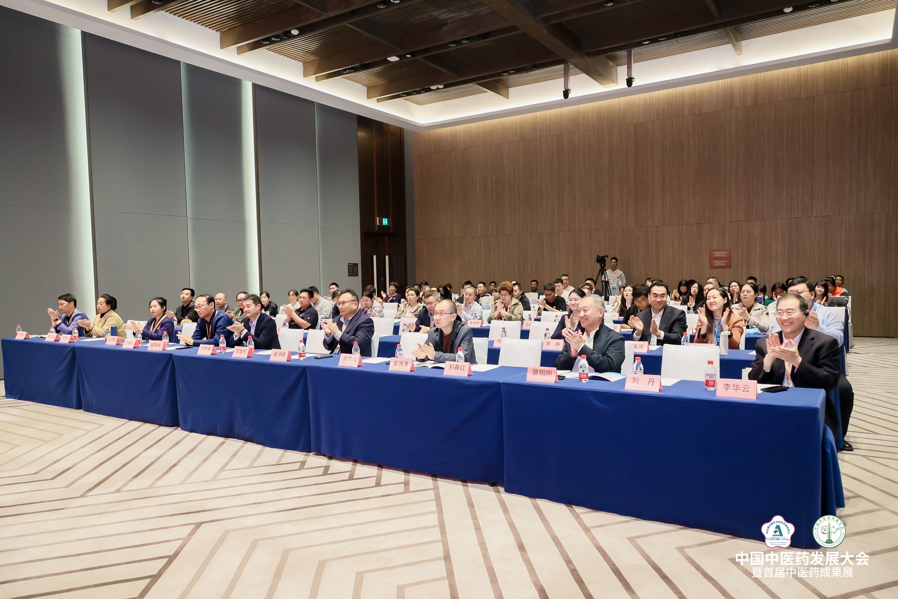 康衆集團與雄促會(huì)達成戰略合作(zuò),正式成為(wèi)副會(huì)長(cháng)單位,攜手助力中醫(yī)藥高(gāo)質量發展! 康衆集團與雄促會(huì)達成戰略合作(zuò),正式成為(wèi)副會(huì)長(cháng)單位,攜手助力中醫(yī)藥高(gāo)質量發展!