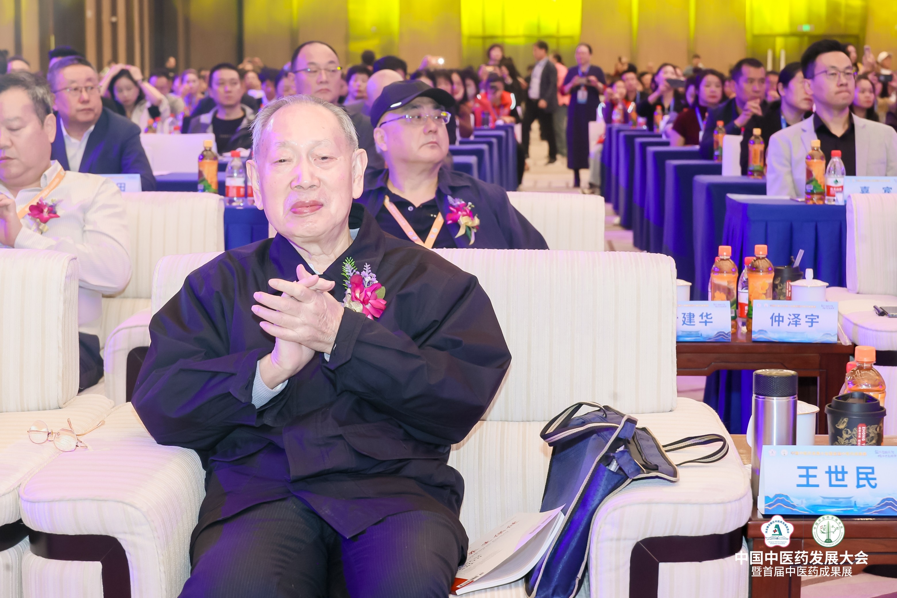 康衆集團與雄促會(huì)達成戰略合作(zuò),正式成為(wèi)副會(huì)長(cháng)單位,攜手助力中醫(yī)藥高(gāo)質量發展! 康衆集團與雄促會(huì)達成戰略合作(zuò),正式成為(wèi)副會(huì)長(cháng)單位,攜手助力中醫(yī)藥高(gāo)質量發展!