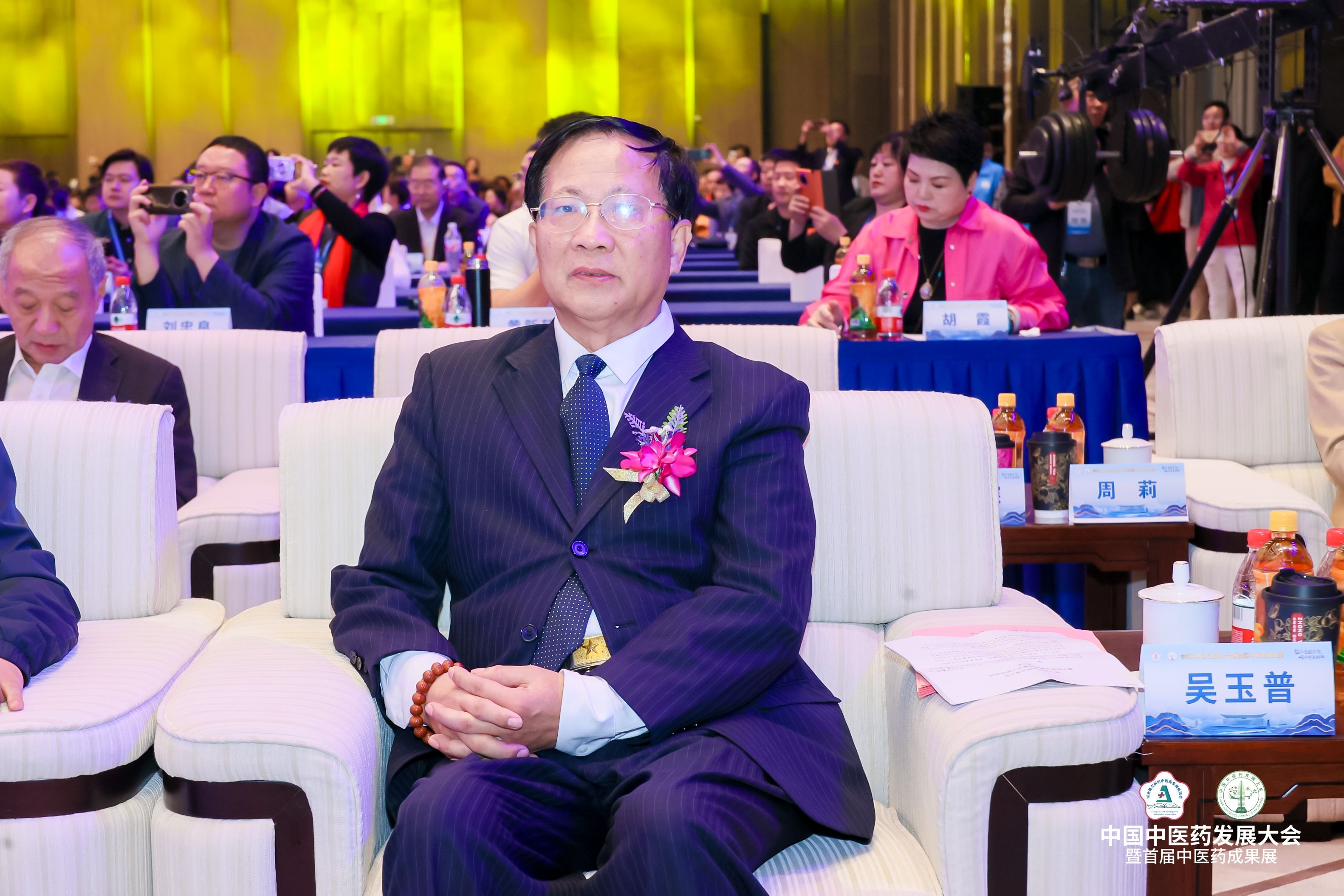 康衆集團與雄促會(huì)達成戰略合作(zuò),正式成為(wèi)副會(huì)長(cháng)單位,攜手助力中醫(yī)藥高(gāo)質量發展! 康衆集團與雄促會(huì)達成戰略合作(zuò),正式成為(wèi)副會(huì)長(cháng)單位,攜手助力中醫(yī)藥高(gāo)質量發展!