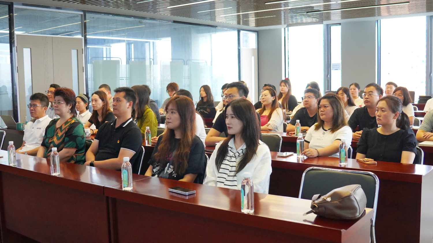 銘記曆史，緻敬英烈；凝聚力量，奮發前行(xíng) ——康衆集團黨支部組織集體(tǐ)觀看(kàn)紀念中國(guó)人(rén)民(mín)抗日(rì)戰争暨世界反法西(xī)斯戰争勝利80周年(nián)閱兵(bīng)式